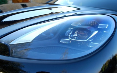 Porsche Macan Turbo Pack Performance 8EX : Phares à LED incluant Porsche Dynamic Light System Plus (PDLS Plus)