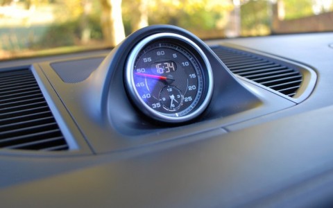Porsche Macan Turbo Pack Performance - Pack Sport Chrono avec chronomètre sur la planche de bord.