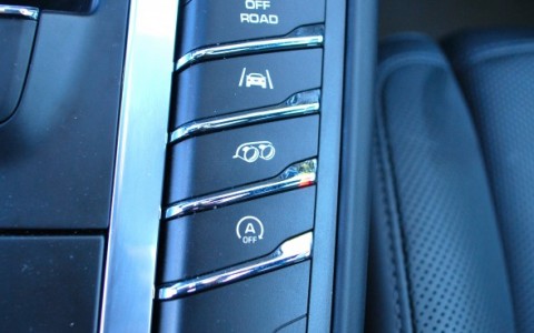 Porsche Macan Turbo Pack Performance - Système d'échappement sport avec touche d'activation sur la console centrale.