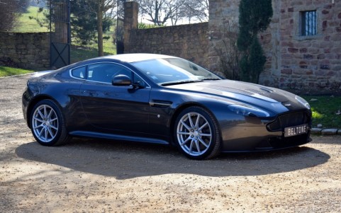 Aston Martin V12 Vantage S coupé  Vous habitez loin de Lyon ? Nous venons vous chercher à l'aéroport.