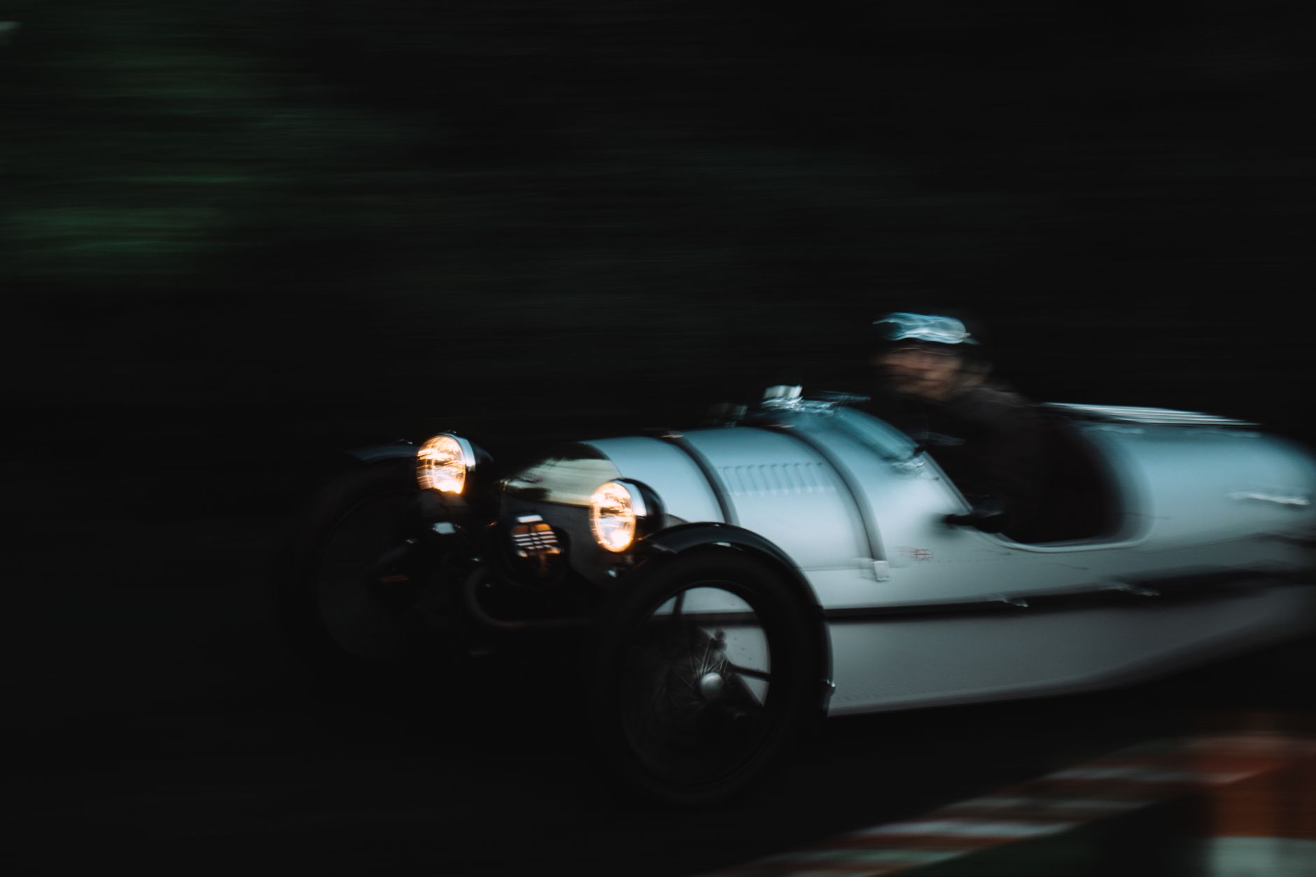 Accident de roadster à Mommenheim : déroulé précis et contexte de la collision — scène d'accident de roadster à trois roues