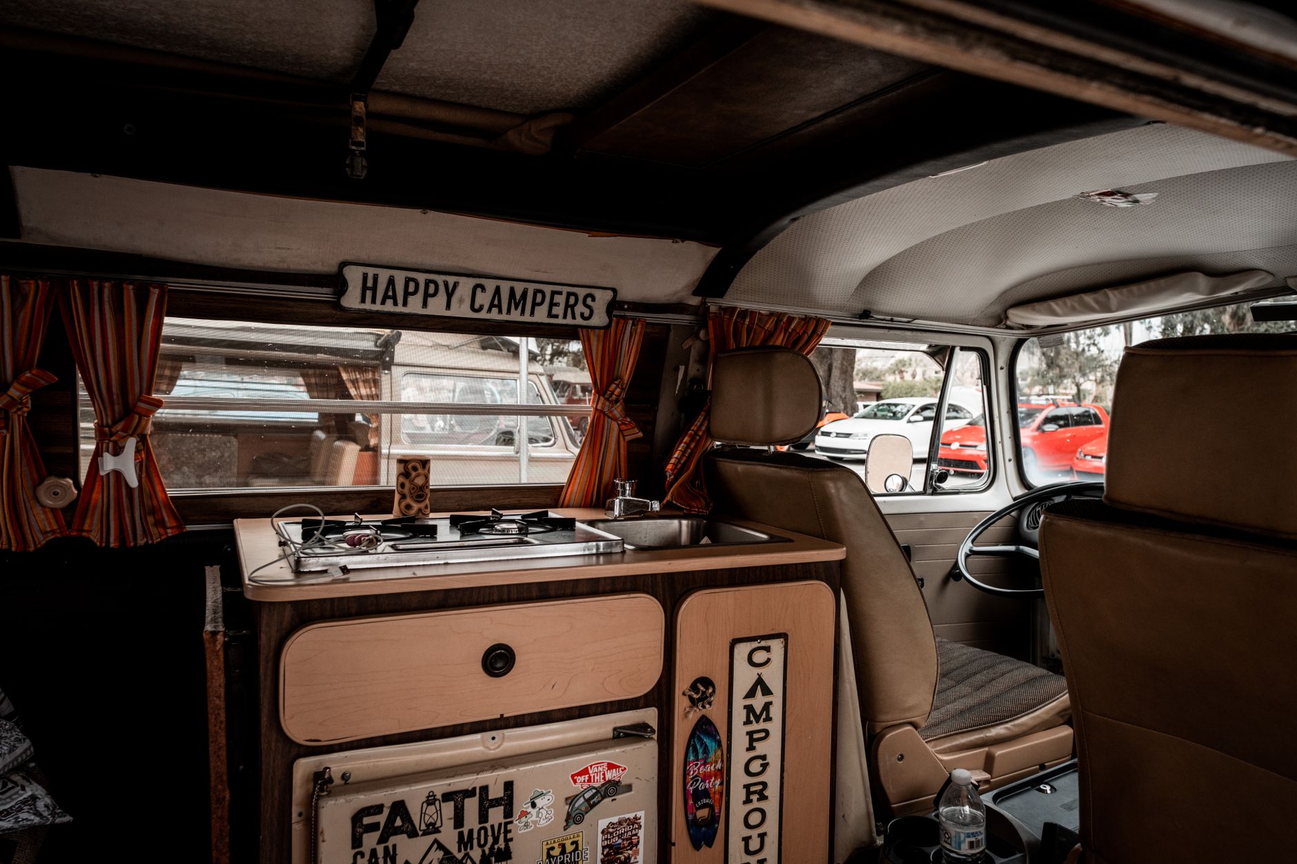 Acheter un camping-car d'occasion à — intérieur d'un camping-car d'occasion