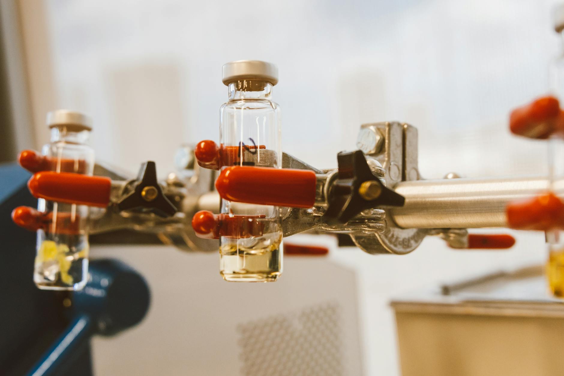 Analyse d’huile moteur en France : principe, intérêt réel et limites — équipement de laboratoire analyse huile moteur