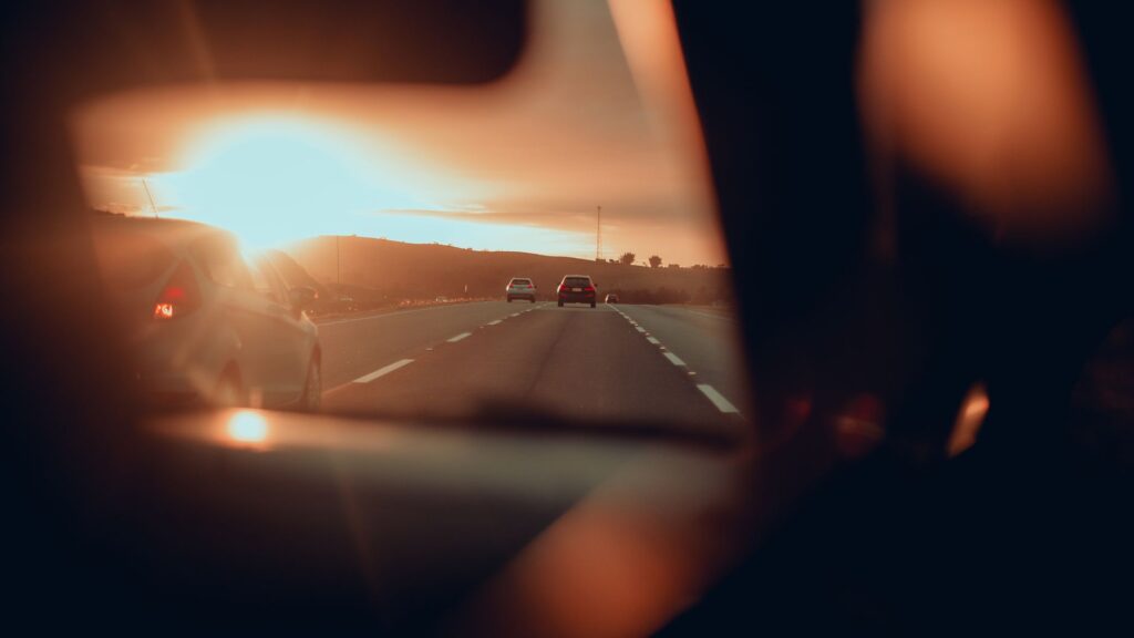 Automobiliste définition, droits et défense — voiture sur autoroute au coucher de soleil
