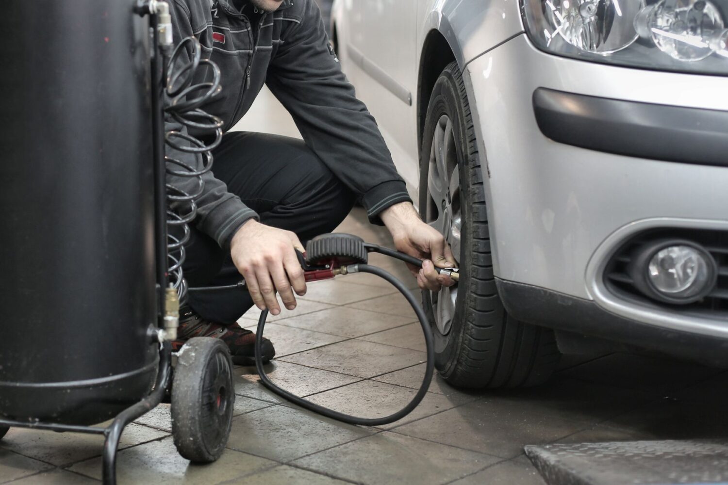 Bien choisir son gonfleur de pneu voiture : critères, types et utilisation