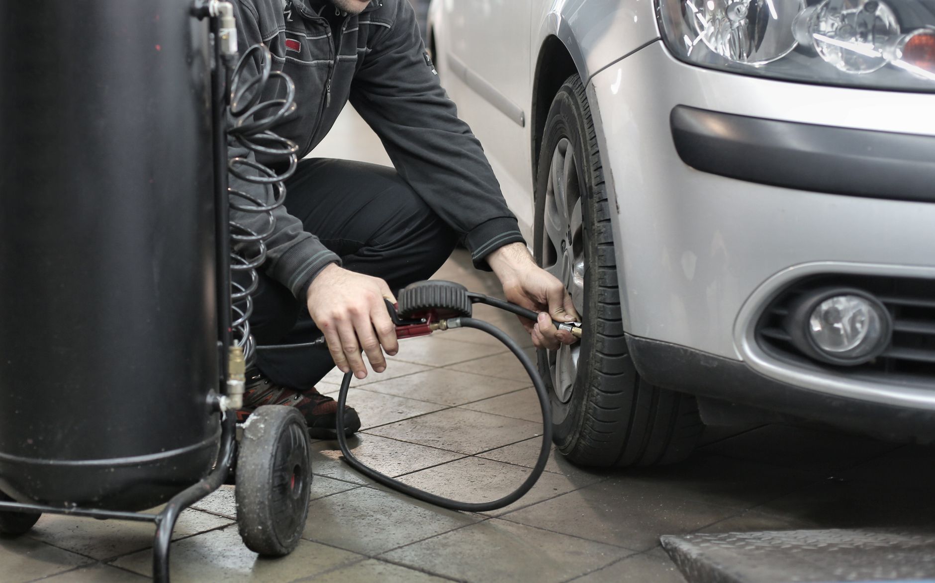Bien choisir son gonfleur de — gonfleur de pneu voiture en action