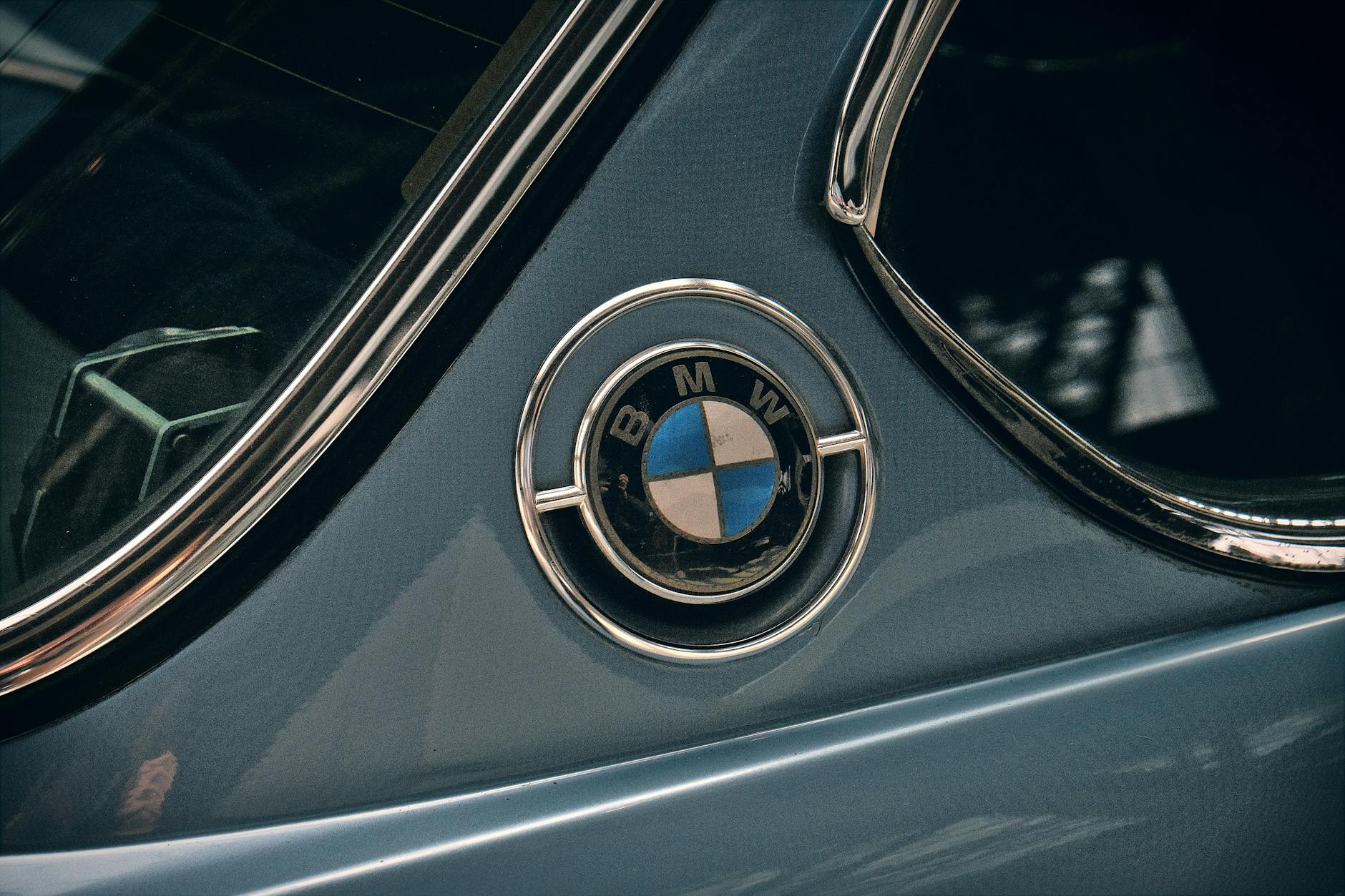 BMW 2800 CS E9, contexte historique et spécificités techniques — BMW 2800 CS voiture classique vue latérale