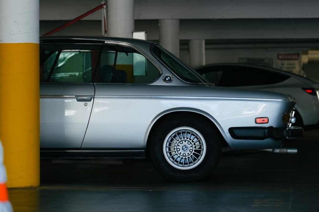 BMW 2800 CS la légende — BMW 2800 CS voiture classique vue latérale