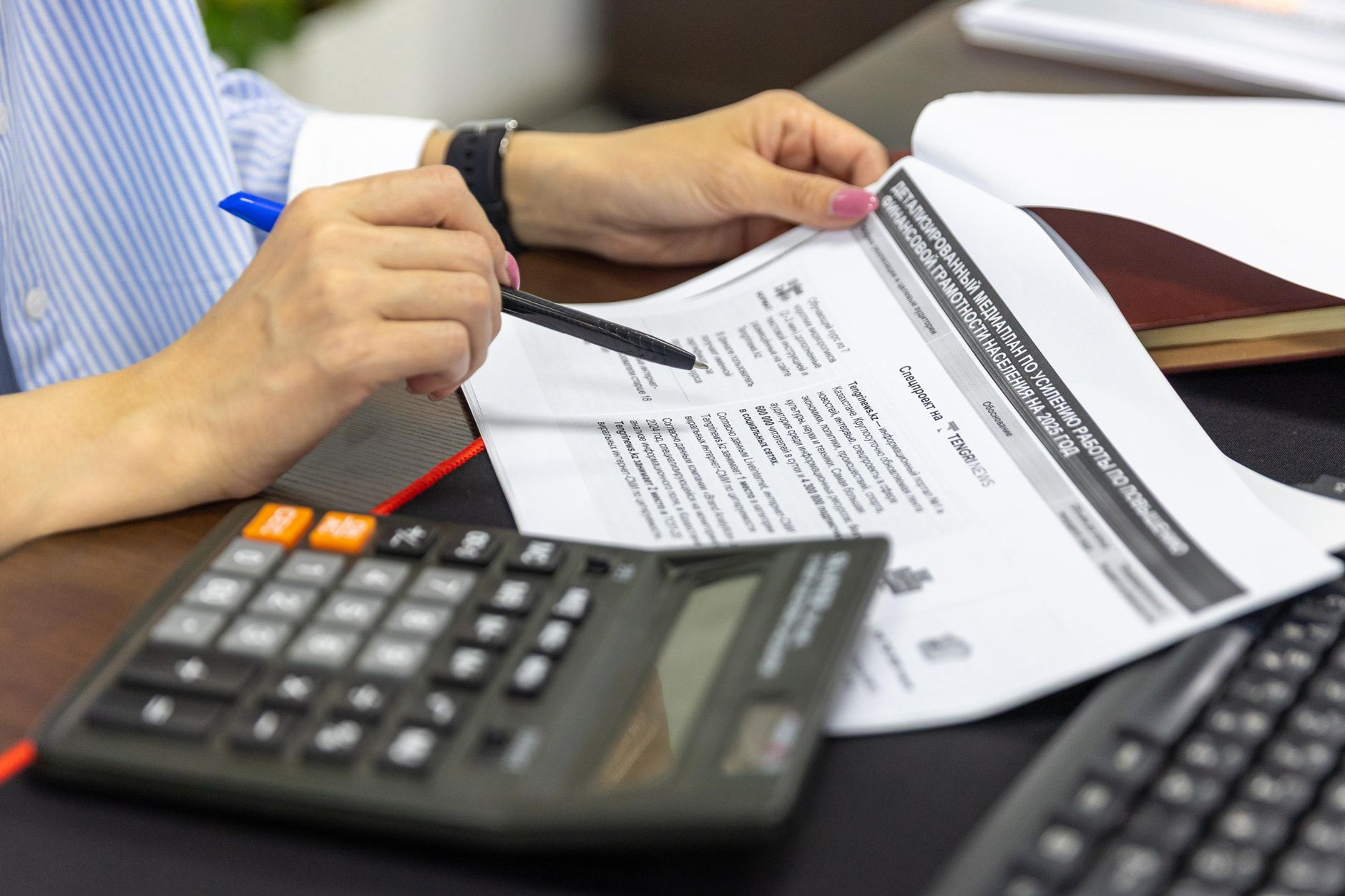 Calculer le prix d'une carte grise selon la région : comprendre la base — document d'immatriculation avec calculatrice