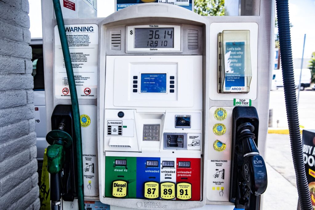 Carburant à prix coûtant chez — station-service Leclerc pompe à essence