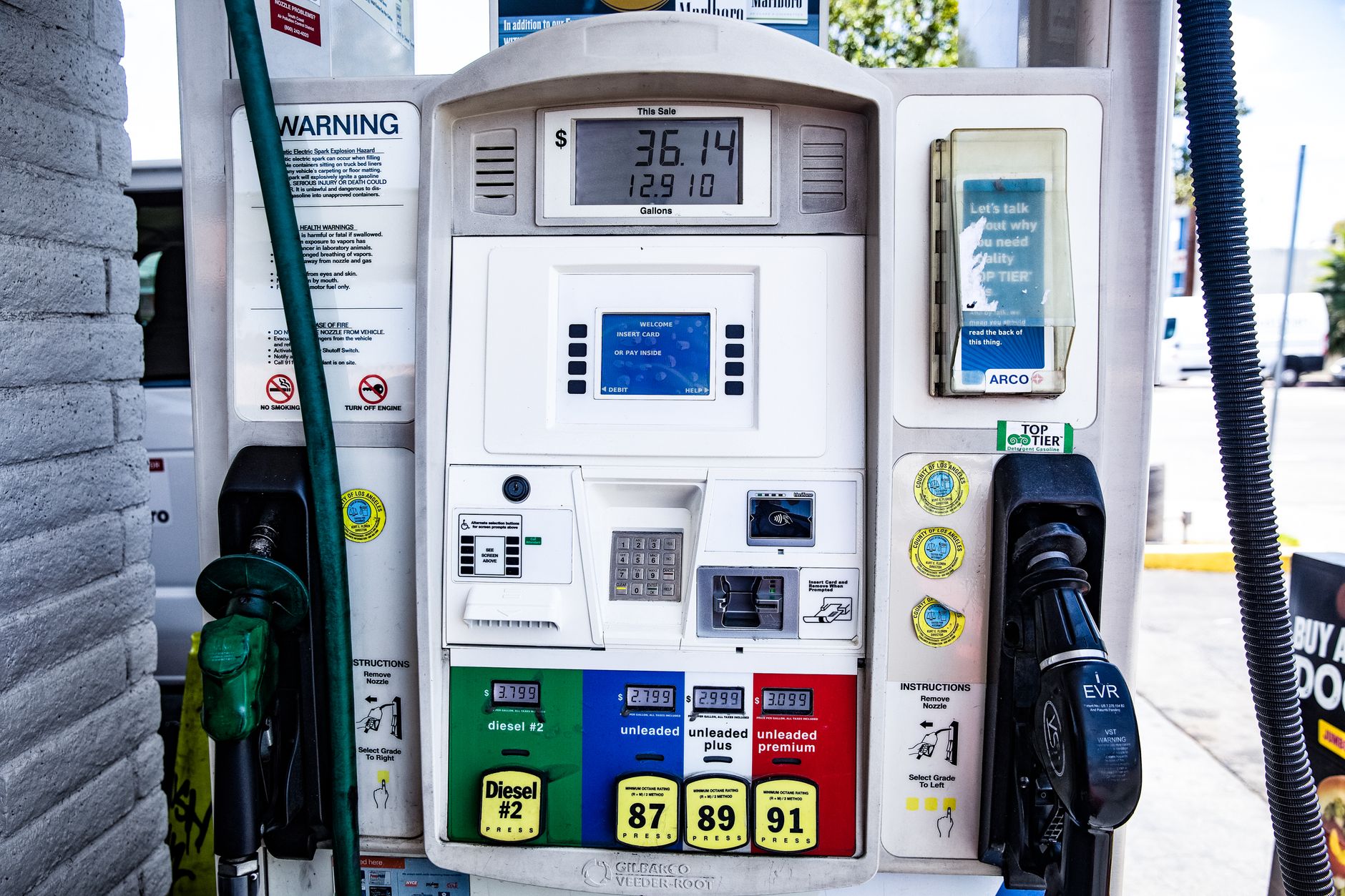 Carburant à prix coûtant chez — station-service Leclerc pompe à essence