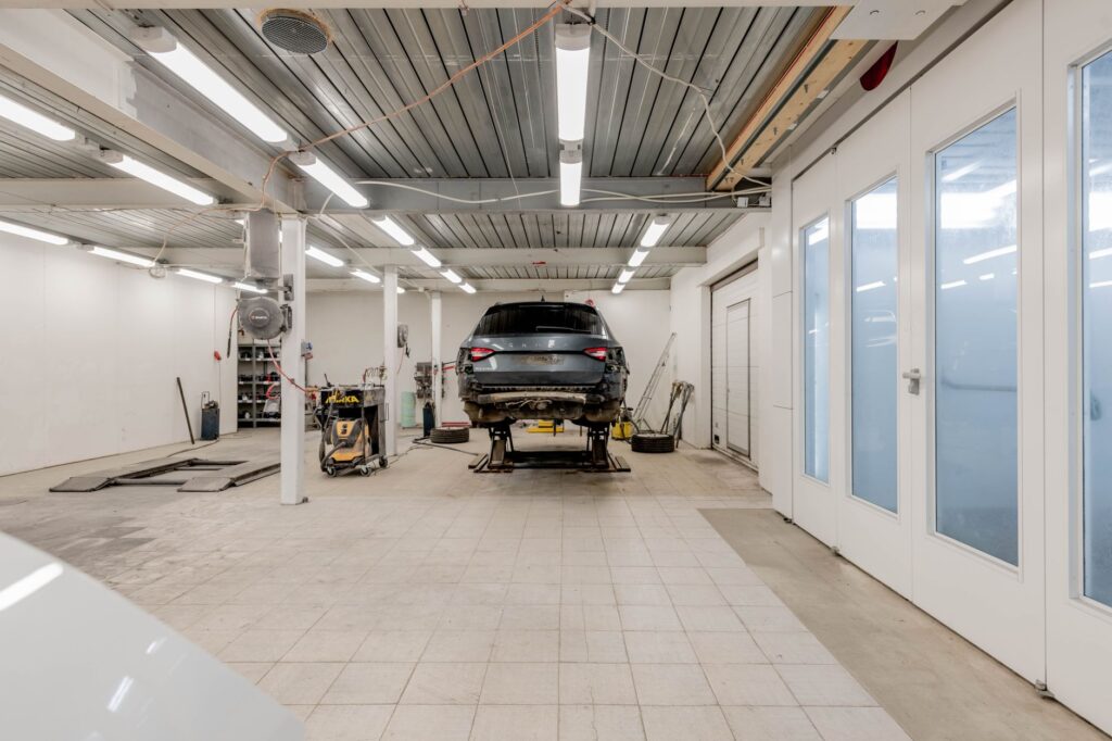 Depozit cu rampă auto ghid — dépôt auto avec rampe hydraulique