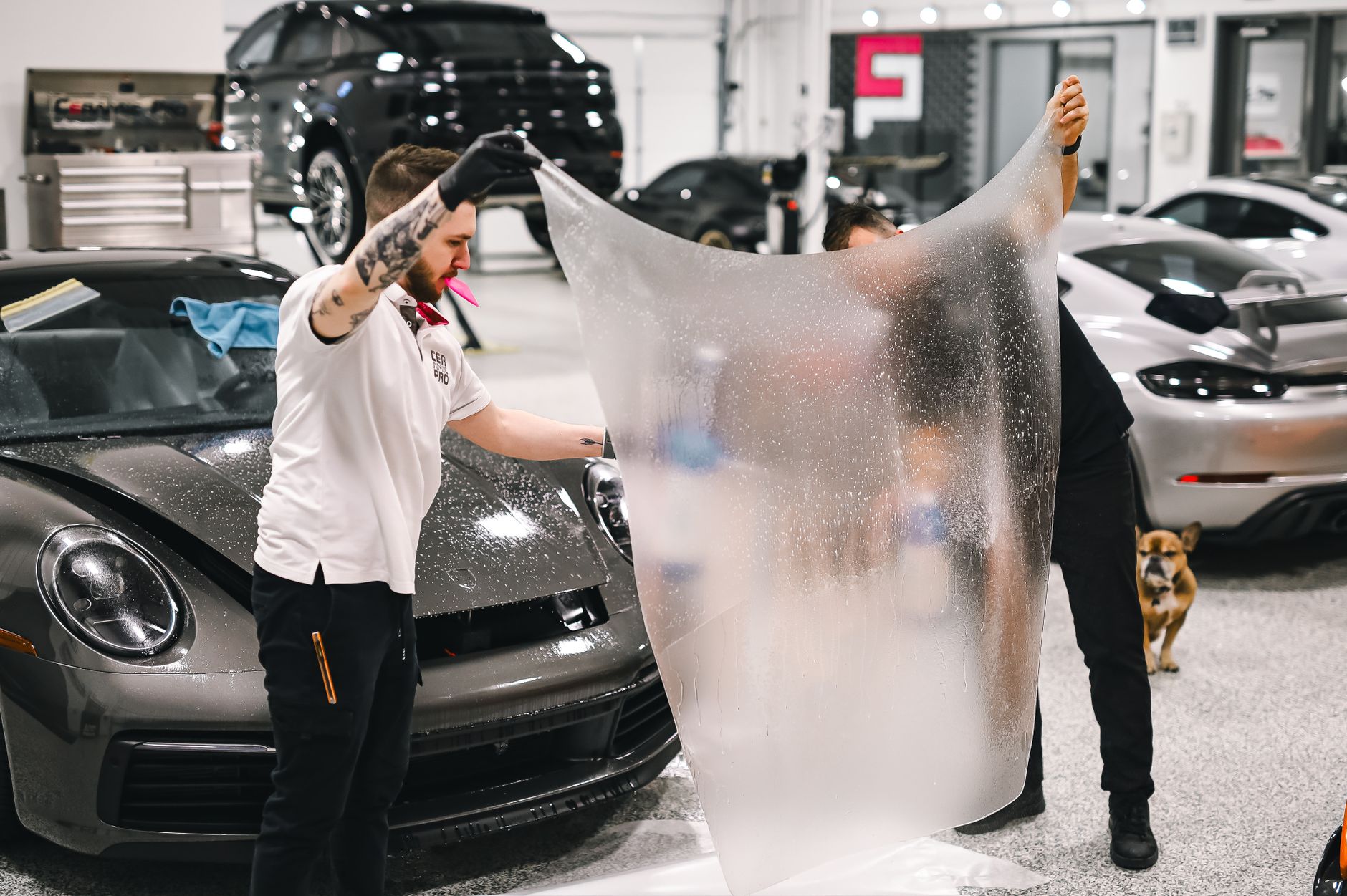 Glastint et le film solaire automobile: positionnement réel sur le marché — installation de film teinté sur voiture