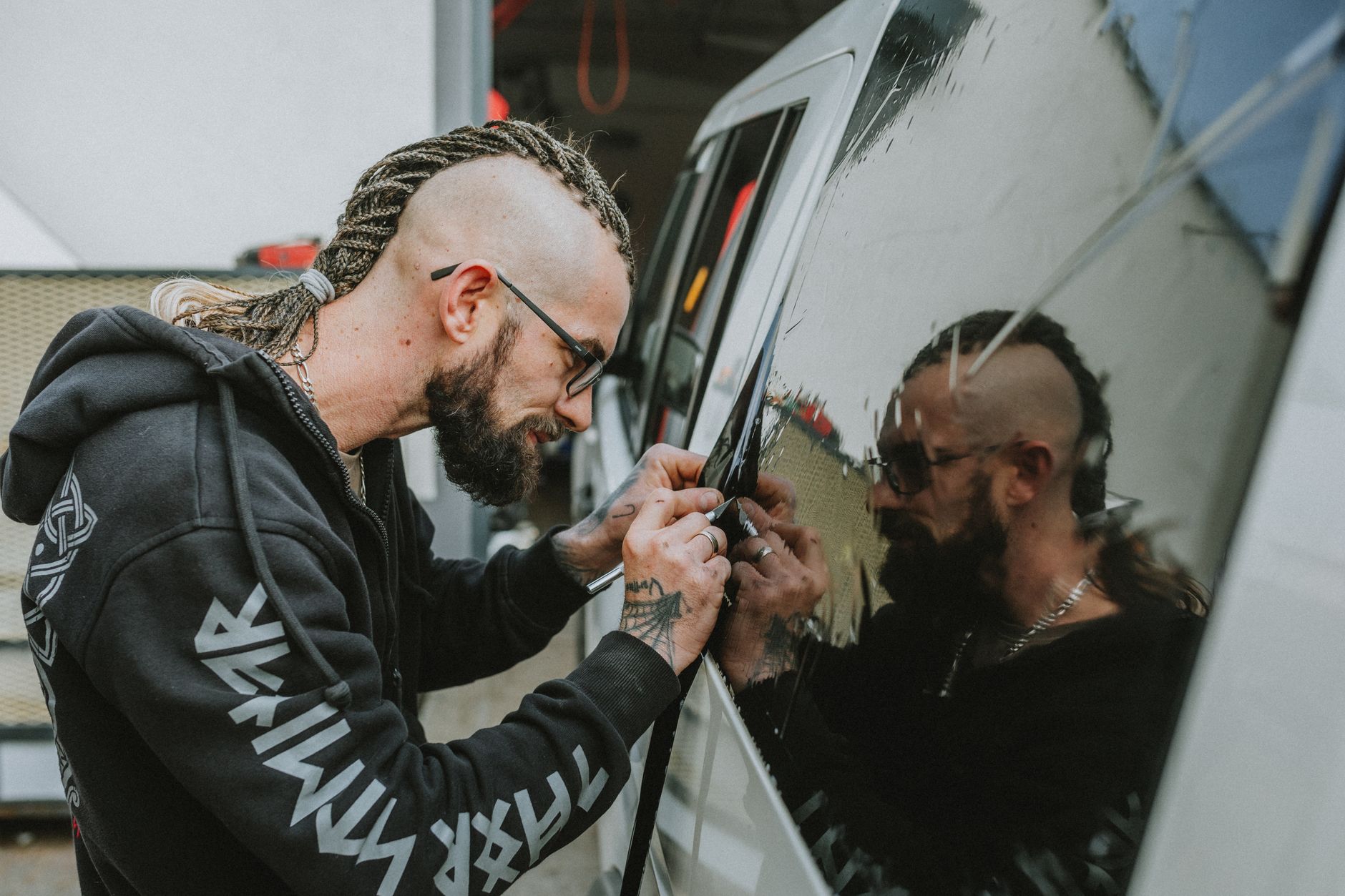 Glastint, le spécialiste du film — installation de film teinté sur voiture