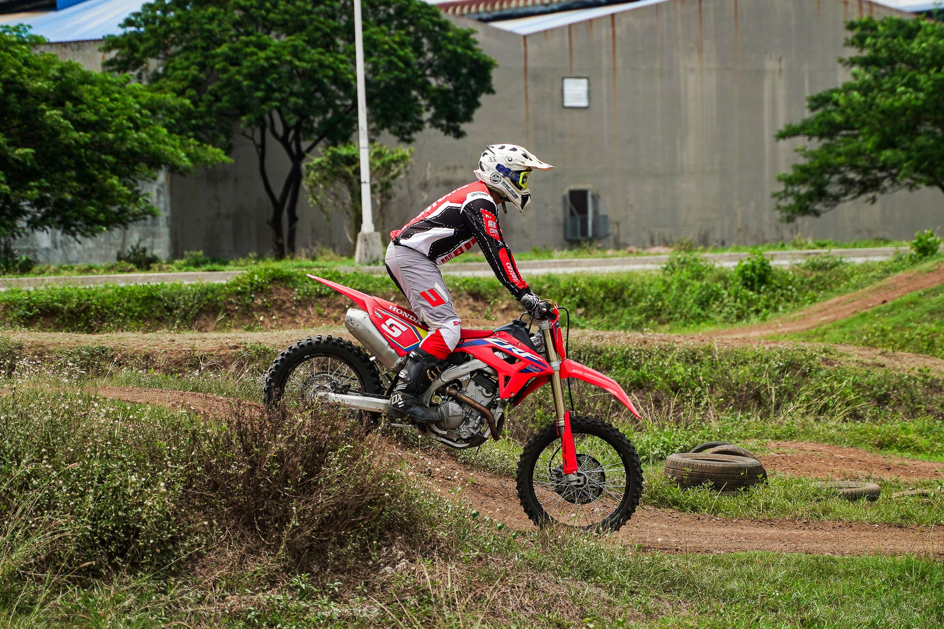 Honda CRF450R-S et famille CRF450R : ce que disent vraiment les fiches techniques — moto motocross Honda CRF450R-S en action