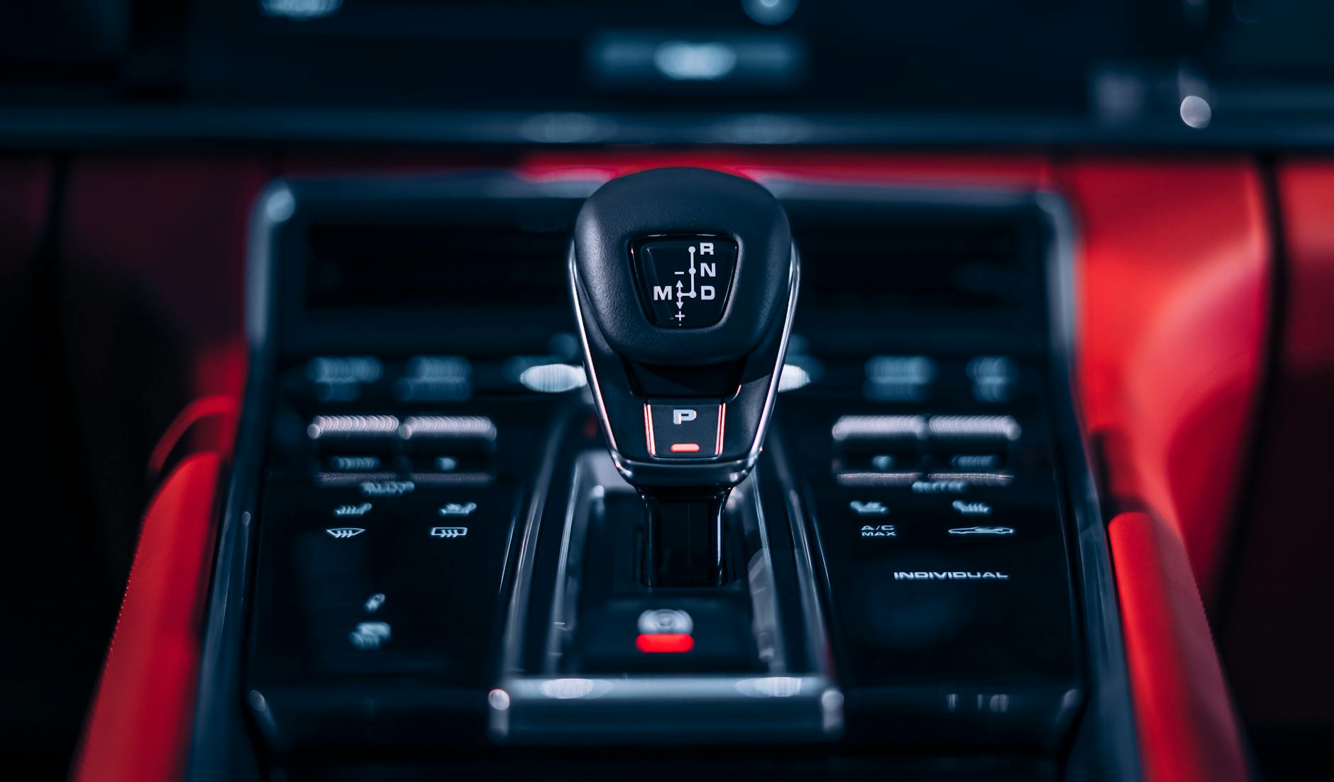 Porsche 944 boîte automatique : à qui s’adresse vraiment cette voiture de sport ? — intérieur de Porsche 944 boîte automatique