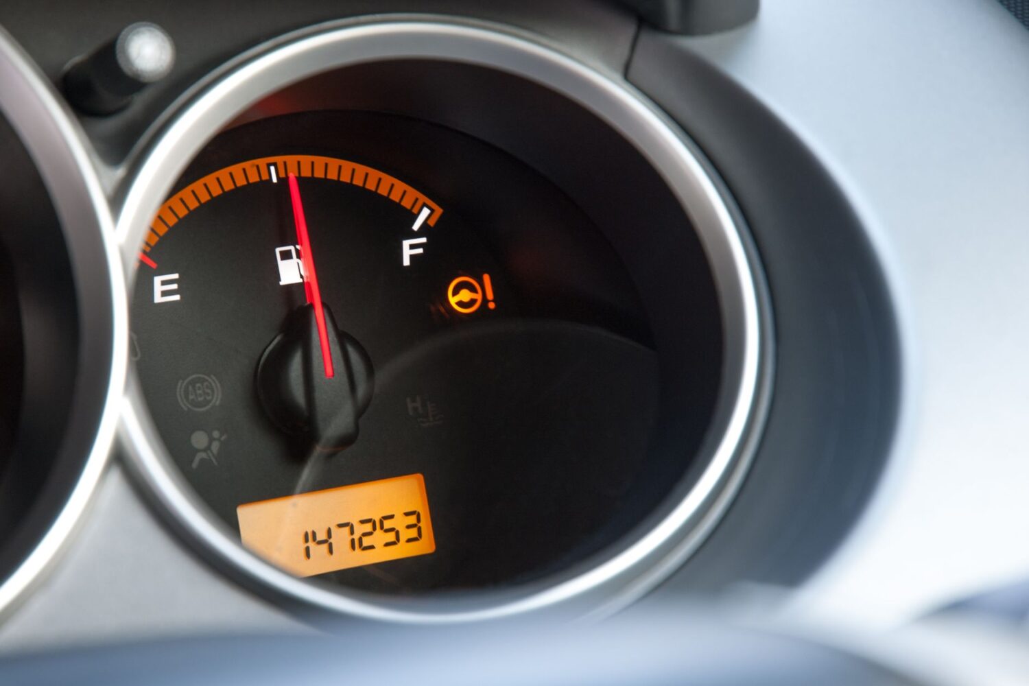 Que signifient les voyants de la voiture et comment réagir vite