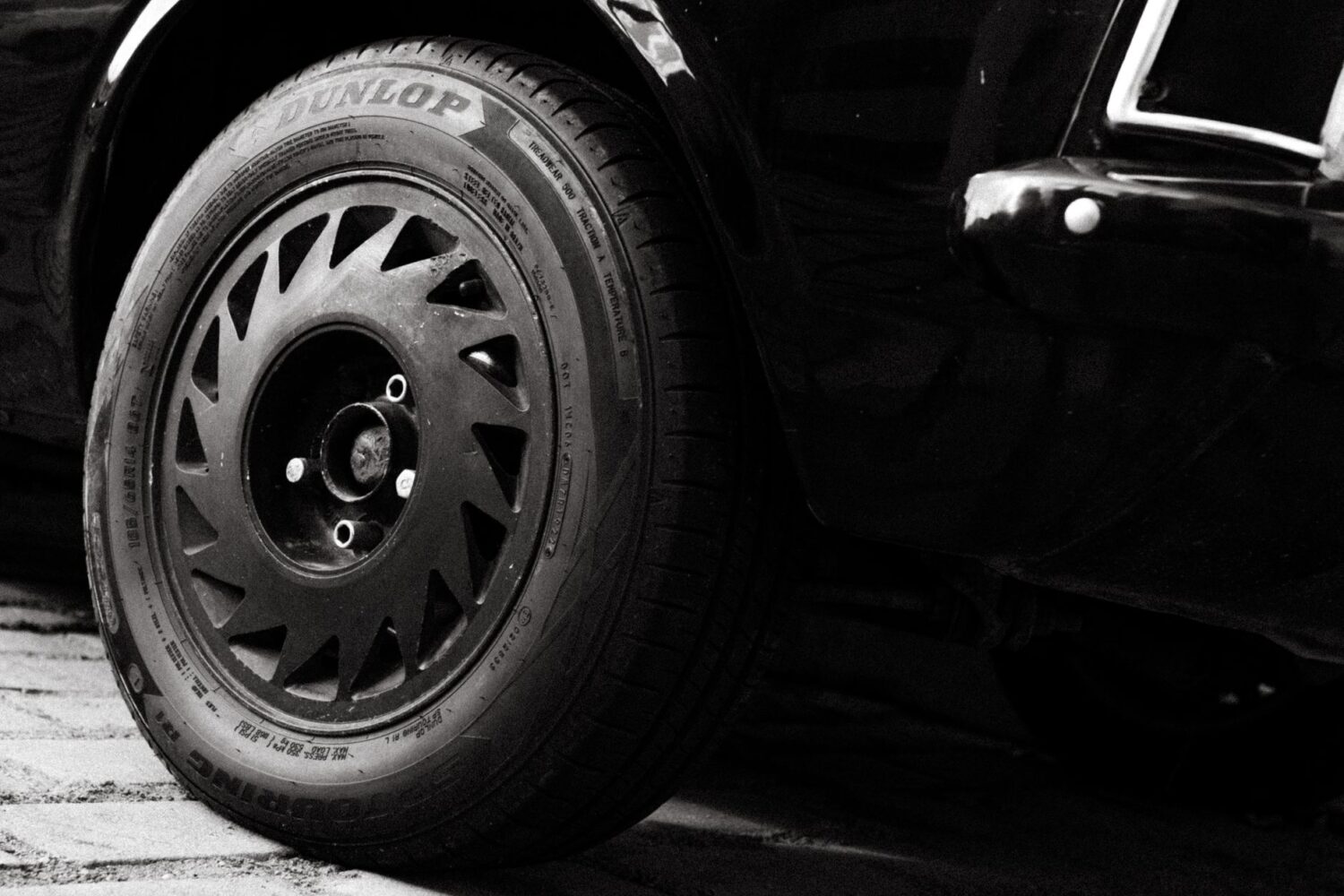 Tout comprendre au pneu 205/55 R16 : indices 91V, 91H et choix par saison