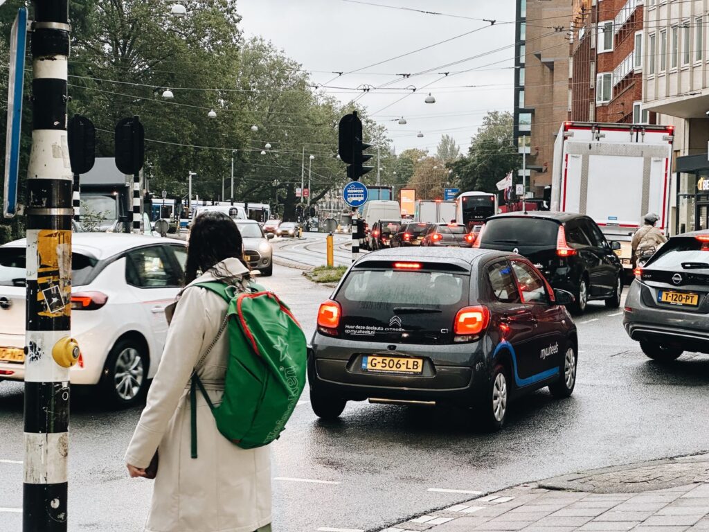 ZFE 2026 ce qui change — circulation en ville avec vignettes Crit'Air